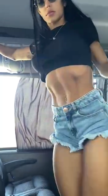 namoradinha de shorts curto no busão #nbfk5Rbu