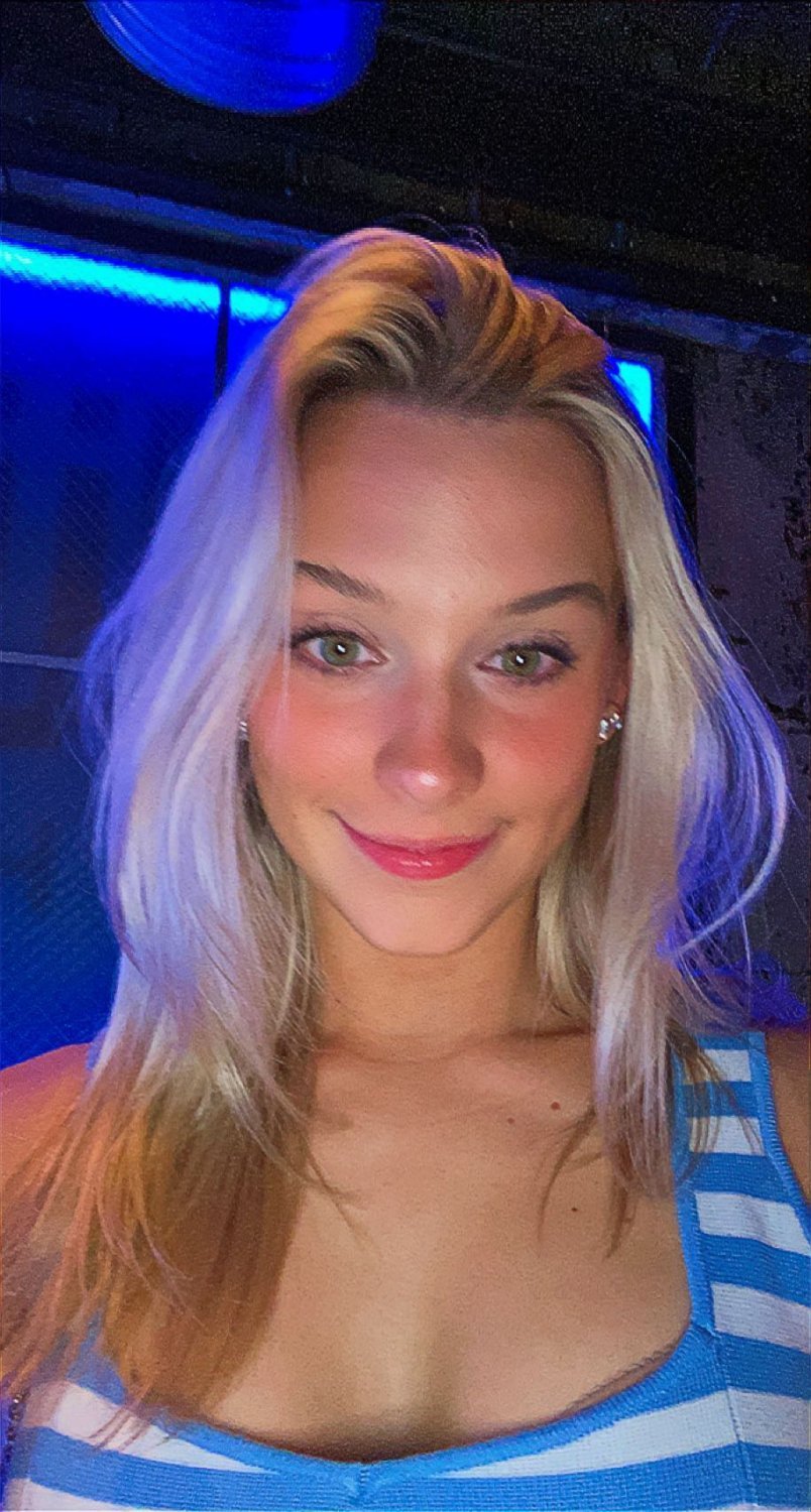 American Sorority Teen Owyn Shows Feet #odb1j2cD