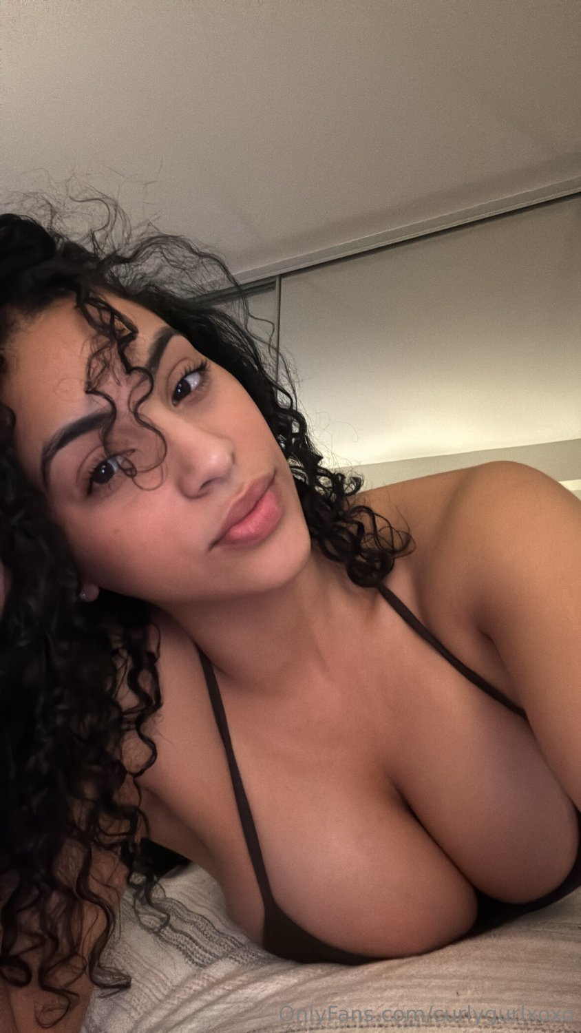 Curly hair cutie #CSxG2fqo